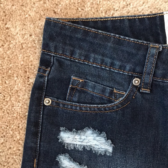 ASOS Distressed Cut Offs - Picture 3 of 7